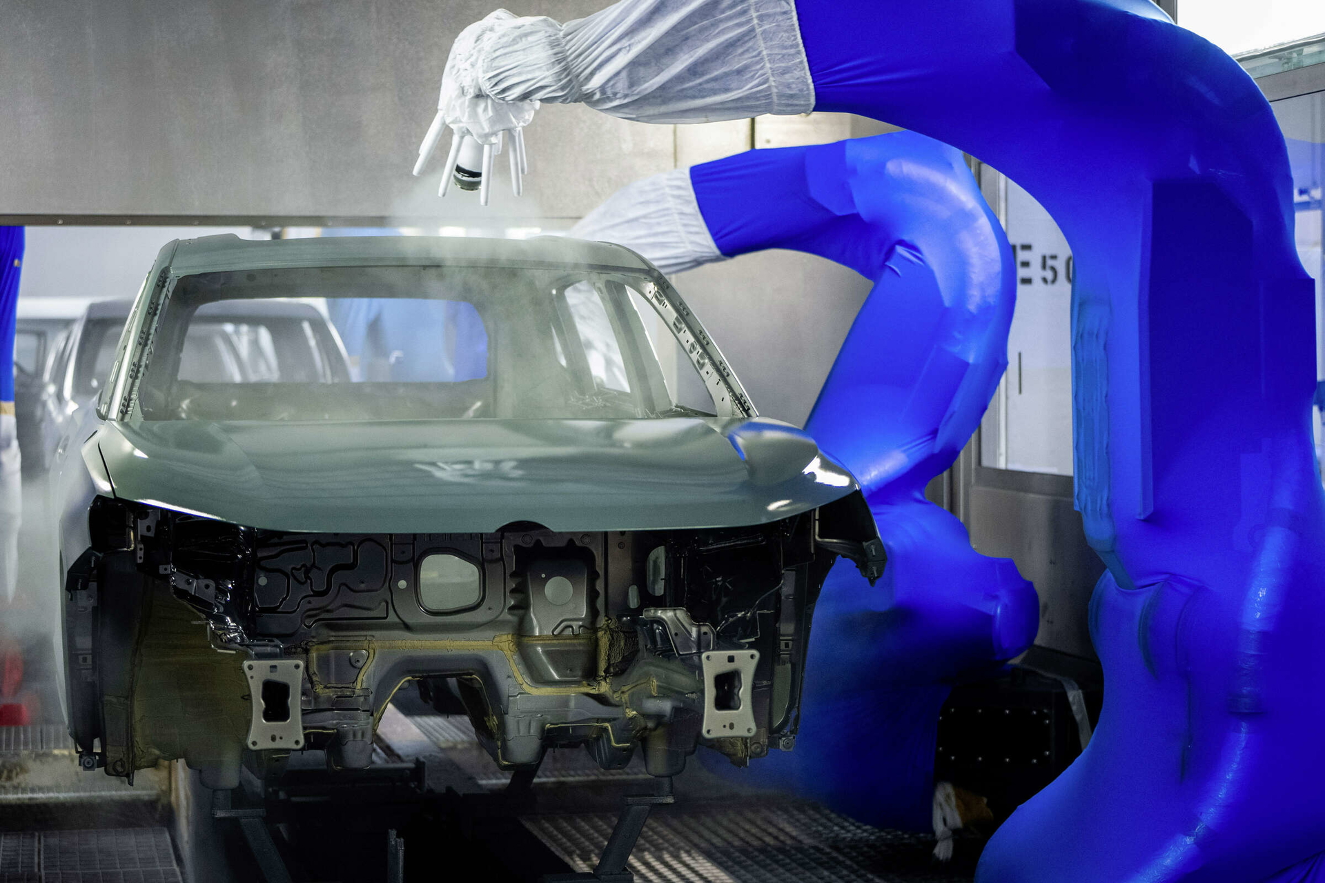 Proceso de pintura en la planta de Volkswagen en Wolfsburgo, mostrando el cuidado en la fabricación.