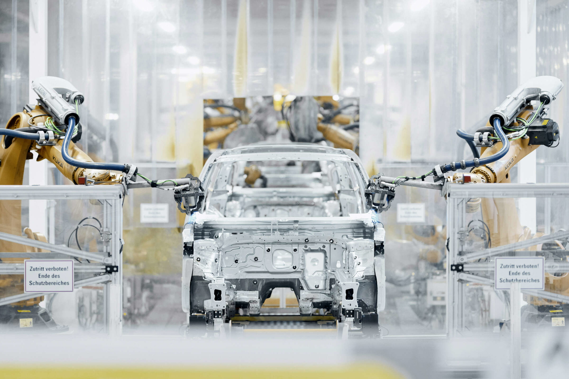 Vista del ensamblaje automatizado en la planta de Volkswagen en Wolfsburgo.