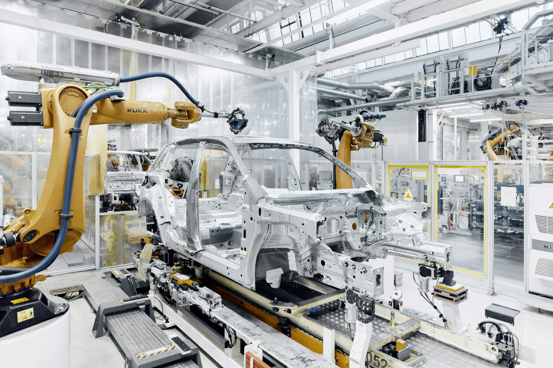 Interior de la planta de Volkswagen en Wolfsburgo, donde la precisión y la tecnología se encuentran.