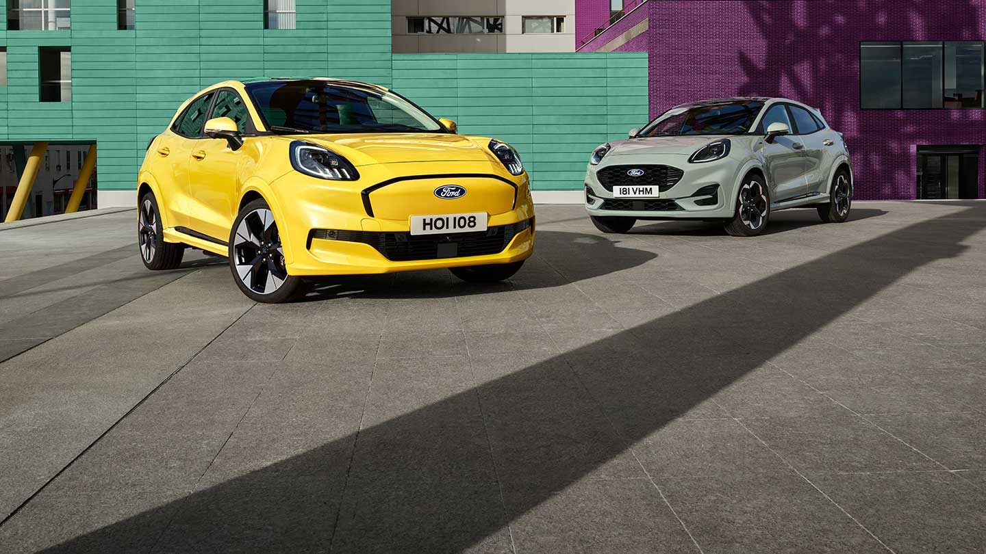 Vista lateral de los nuevos Ford Puma, resaltando su diseño moderno y atractivo.