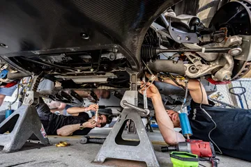 Vista del trabajo mecánico en el Ford Mustang GTD, enfatizando su potente motor y detalles técnicos.