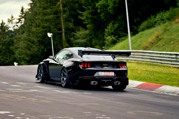 El Ford Mustang GTD acelera en Nürburgring, mostrando su imponente diseño y aerodinámica.