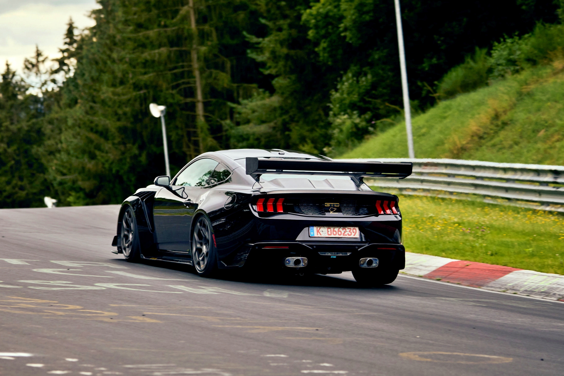 El Ford Mustang GTD acelera en Nürburgring, mostrando su imponente diseño y aerodinámica.
