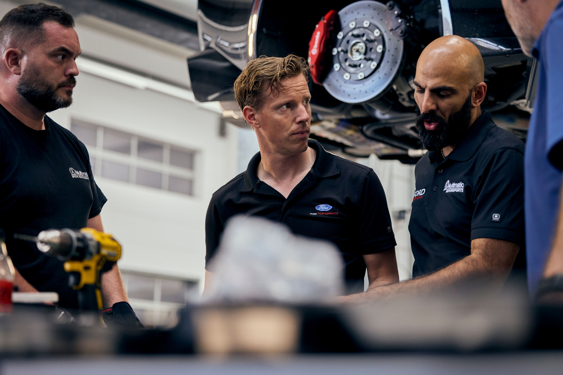 El equipo ajusta detalles en el Ford Mustang GTD para su desafío en Nürburgring.