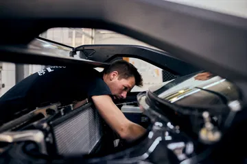El técnico ajusta los componentes del potente motor del Mustang GTD.