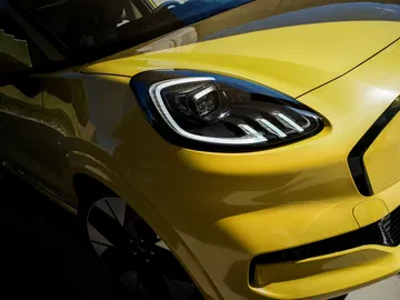 Vista delantera del Ford Puma eléctrico, destacando su diseño moderno y aerodinámico.