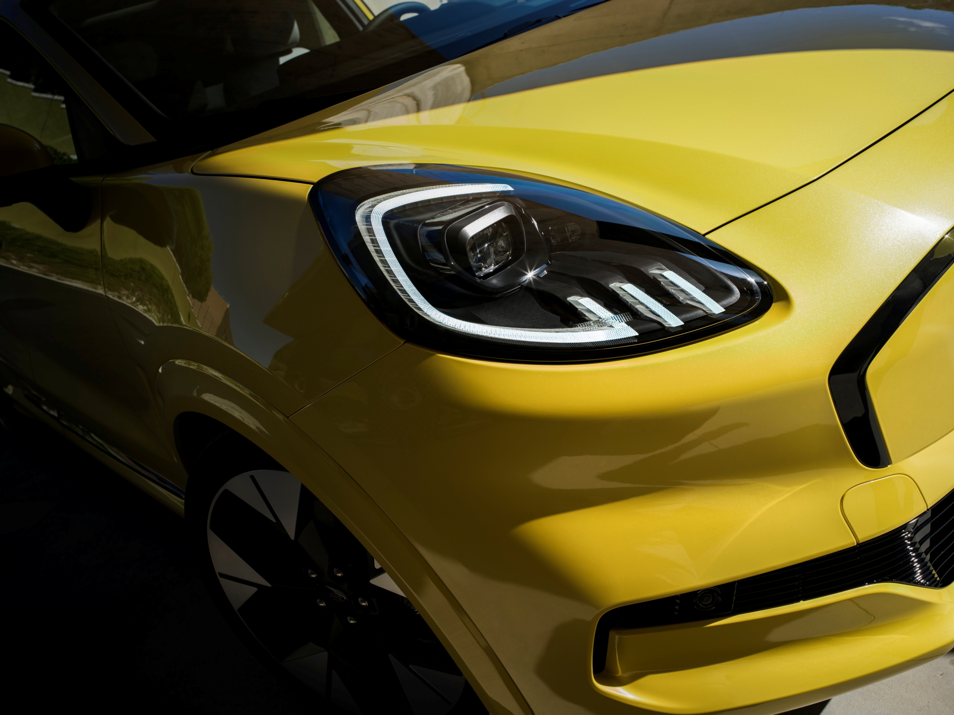Vista delantera del Ford Puma eléctrico, destacando su diseño moderno y aerodinámico.