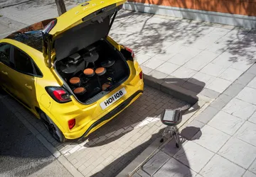 Vista del maletero del Ford Puma eléctrico, resaltando su capacidad y diseño funcional.