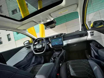 Interior moderno y tecnológico del Ford Puma eléctrico, destacando su diseño futurista.