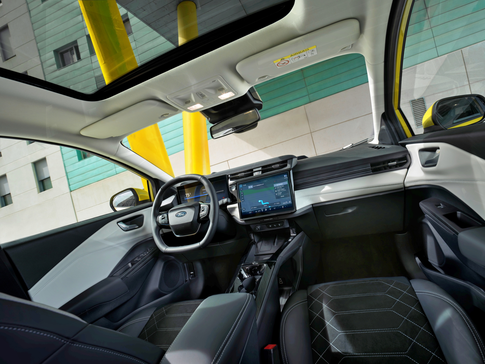 Interior moderno y tecnológico del Ford Puma eléctrico, destacando su diseño futurista.