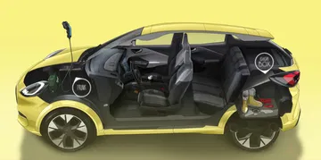 Interior del Ford Puma eléctrico, destacando espacio y diseño moderno.