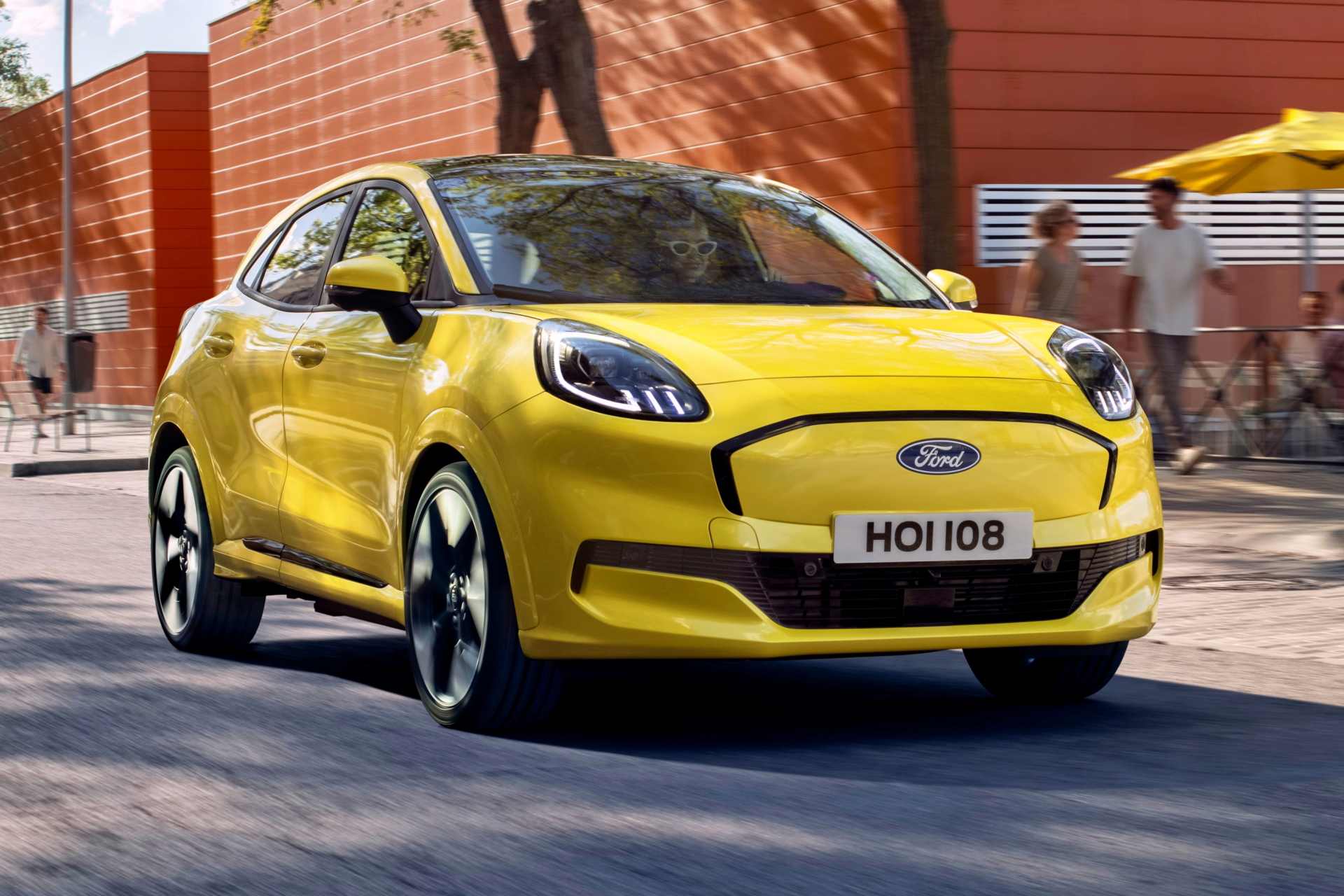 Ford Puma eléctrico en color amarillo, destacando su diseño moderno y compacto.