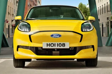Frontal del Ford Puma eléctrico, destacando su diseño moderno y distintivo.