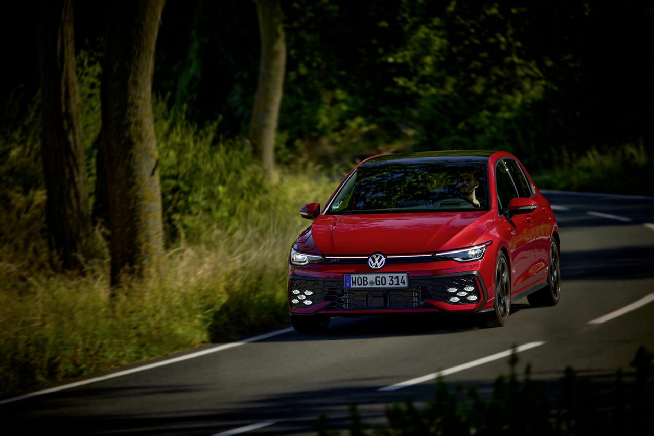 El nuevo Golf GTI, con su diseño icónico, ofrece un rendimiento excepcional en carretera.