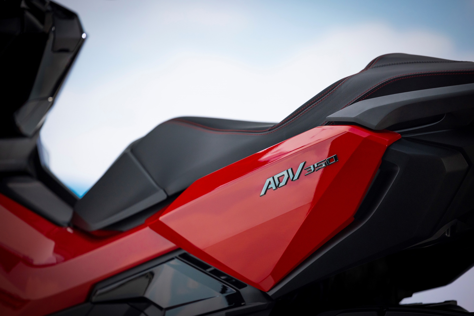 Vista detallada del diseño del Honda ADV350 2025, resaltando su estilo deportivo.