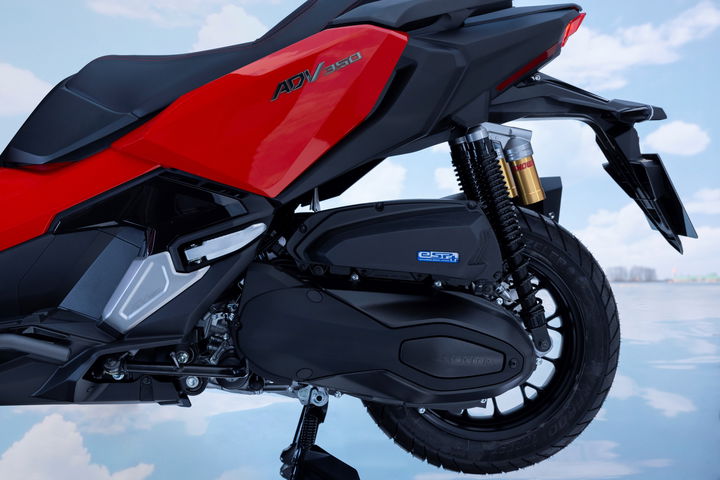 25YM Honda ADV350 Vista lateral del nuevo Honda ADV350, destacando su diseño moderno y funcionalidad.