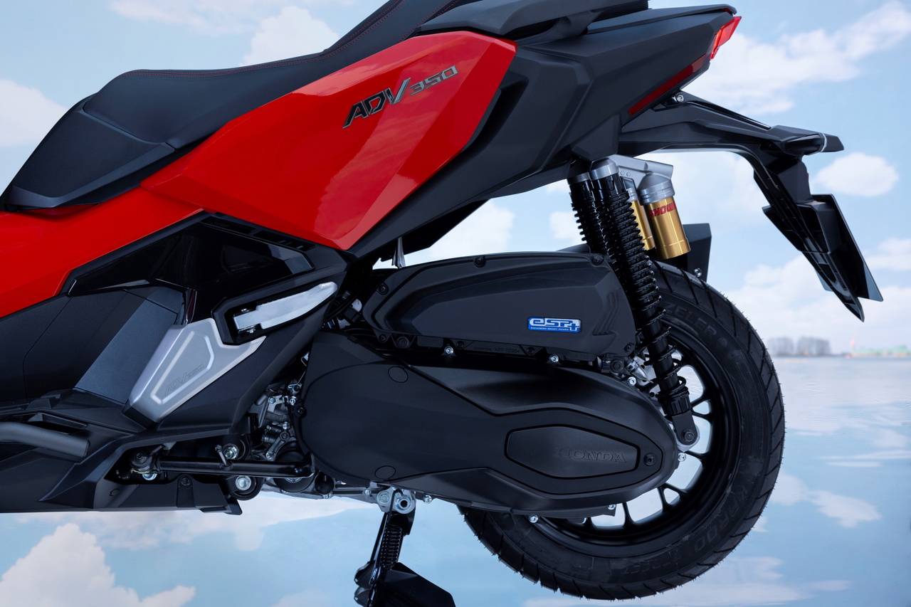 Vista lateral del nuevo Honda ADV350, destacando su diseño moderno y funcionalidad.