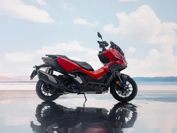 La Honda ADV350 2025 ofrece un diseño robusto y moderno ideal para la aventura urbana.