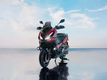 La Honda ADV350 2025 destaca por su diseño polivalente y moderno, ideal para la aventura urbana.