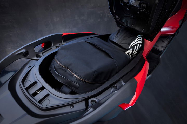 Vista del compartimento de almacenamiento bajo el asiento, ideal para viajes. Vista del compartimento de almacenamiento bajo el asiento, ideal para viajes.