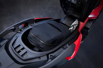 Vista del compartimento de almacenamiento bajo el asiento, ideal para viajes.