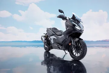 La Honda ADV350 2025 presenta un diseño moderno y ergonómico ideal para la ciudad.