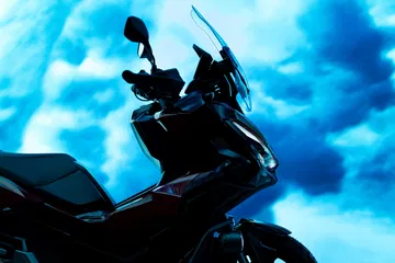 Vista lateral de la Honda ADV350 2025, destacando su diseño robusto y moderno.