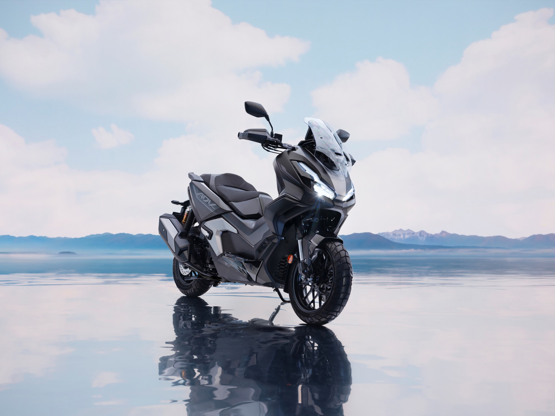 Nueva Honda ADV 350 2025, un scooter versátil y atractivo para aventuras urbanas.