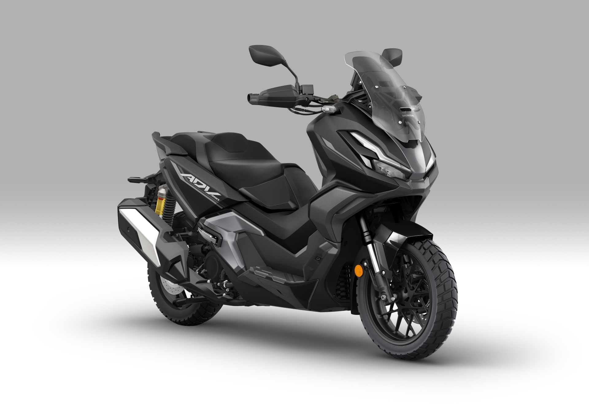 La Honda ADV350 2025 destaca por su diseño moderno y versátil, ideal para la ciudad y aventura.