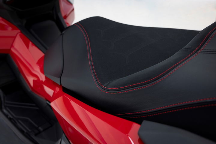 25YM Honda ADV350 Asiento con diseño ergonómico y detalles en rojo que proporcionan confort al piloto.