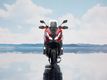 La Honda ADV350 2025 destaca por su diseño robusto y polivalente ideal para aventuras urbanas.