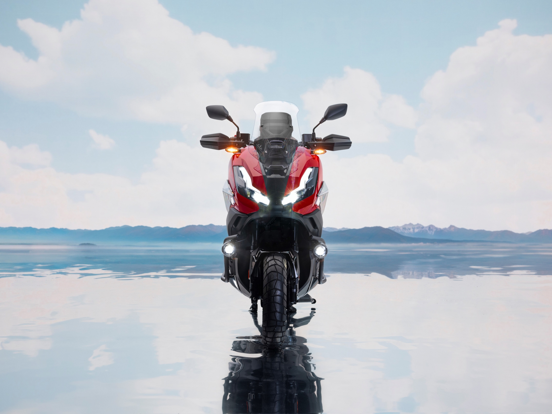 La Honda ADV350 2025 destaca por su diseño robusto y polivalente ideal para aventuras urbanas.