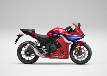 La CBR500R 2025 es una deportiva versátil ideal para el carnet A2.