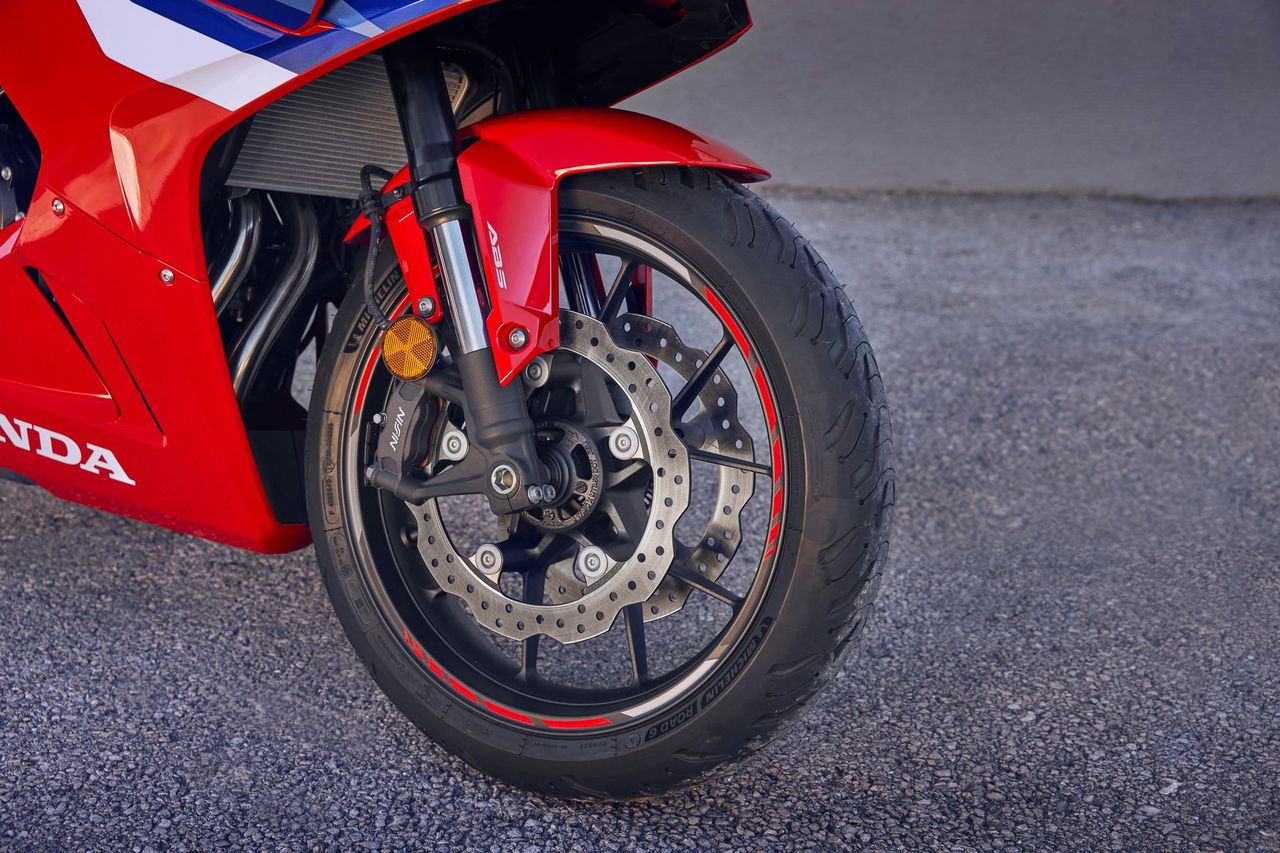La CBR500R 2025 combina diseño moderno y rendimiento superior.