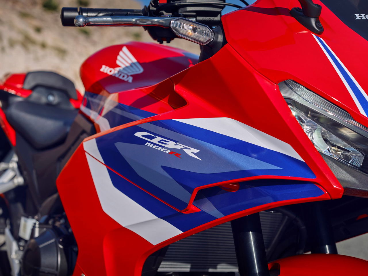 Vista de la Honda CBR500R 2025, con detalles de su diseño y acabados deportivos.