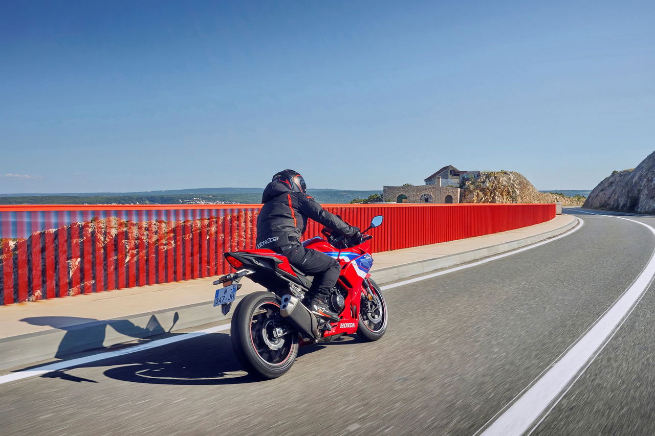 La Honda CBR500R 2025 destaca por su diseño deportivo y aerodinámico. Ideal para el carnet A2.
