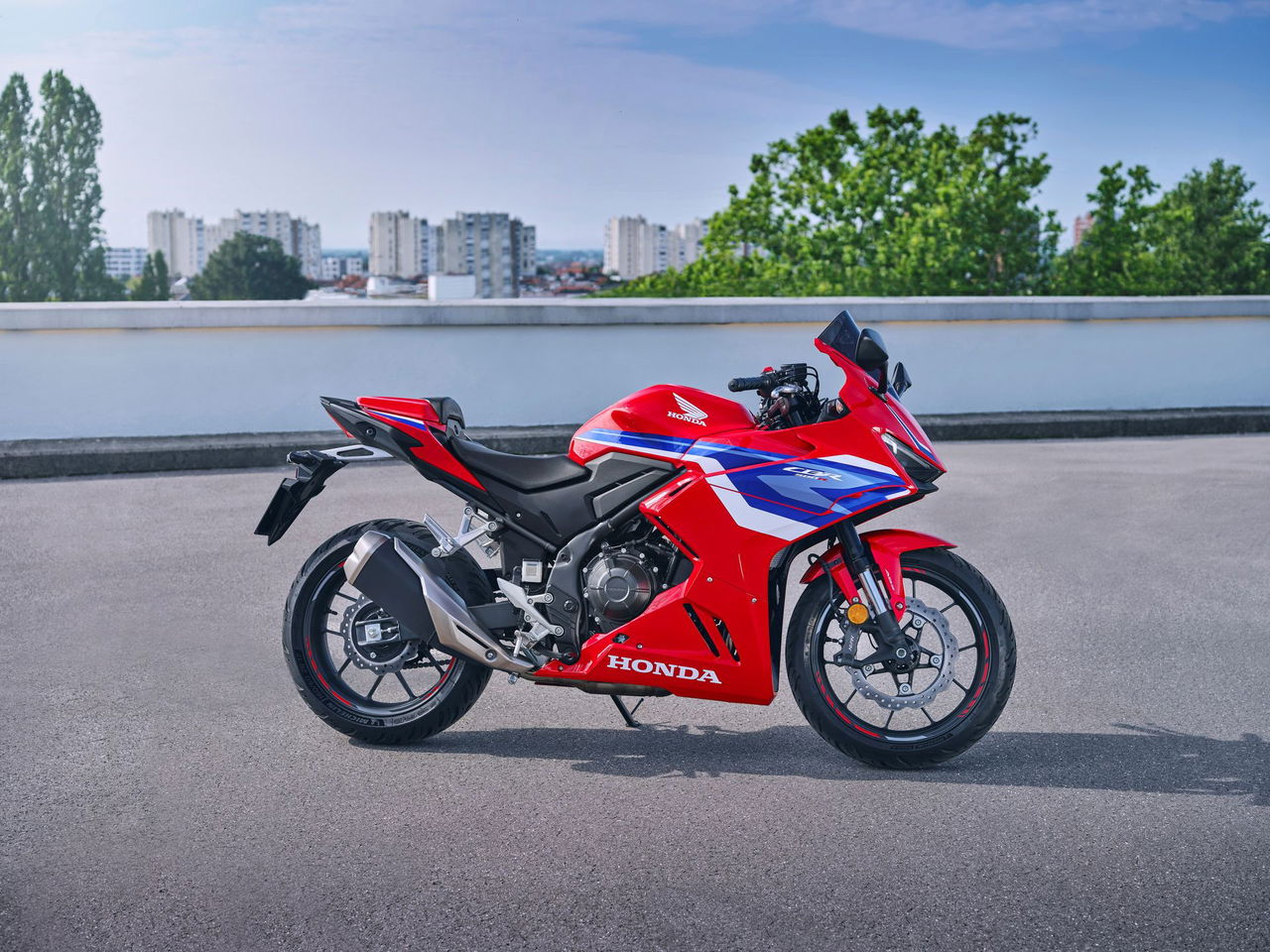 La Honda CBR500R 2025 combina diseño deportivo y facilidad de manejo, ideal para el carnet A2.