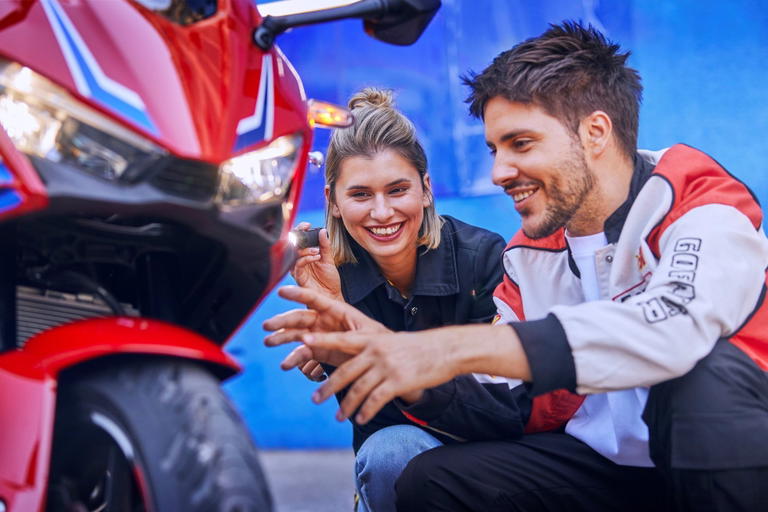 La Honda CBR500R 2025, ideal para debutantes, cuenta con dise&ntilde;o agresivo y eficiencia sobresaliente.