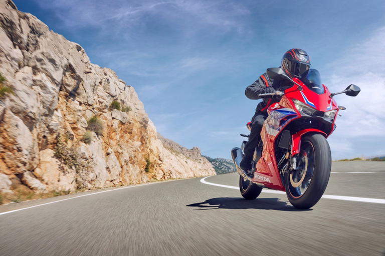 La Honda CBR500R 2025 destaca por su dise&ntilde;o agresivo y aerodin&aacute;mico, ideal para los amantes de la velocidad.