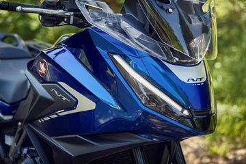 La Honda NT1100 combina estilo y funcionalidad, ideal para viajes largos.