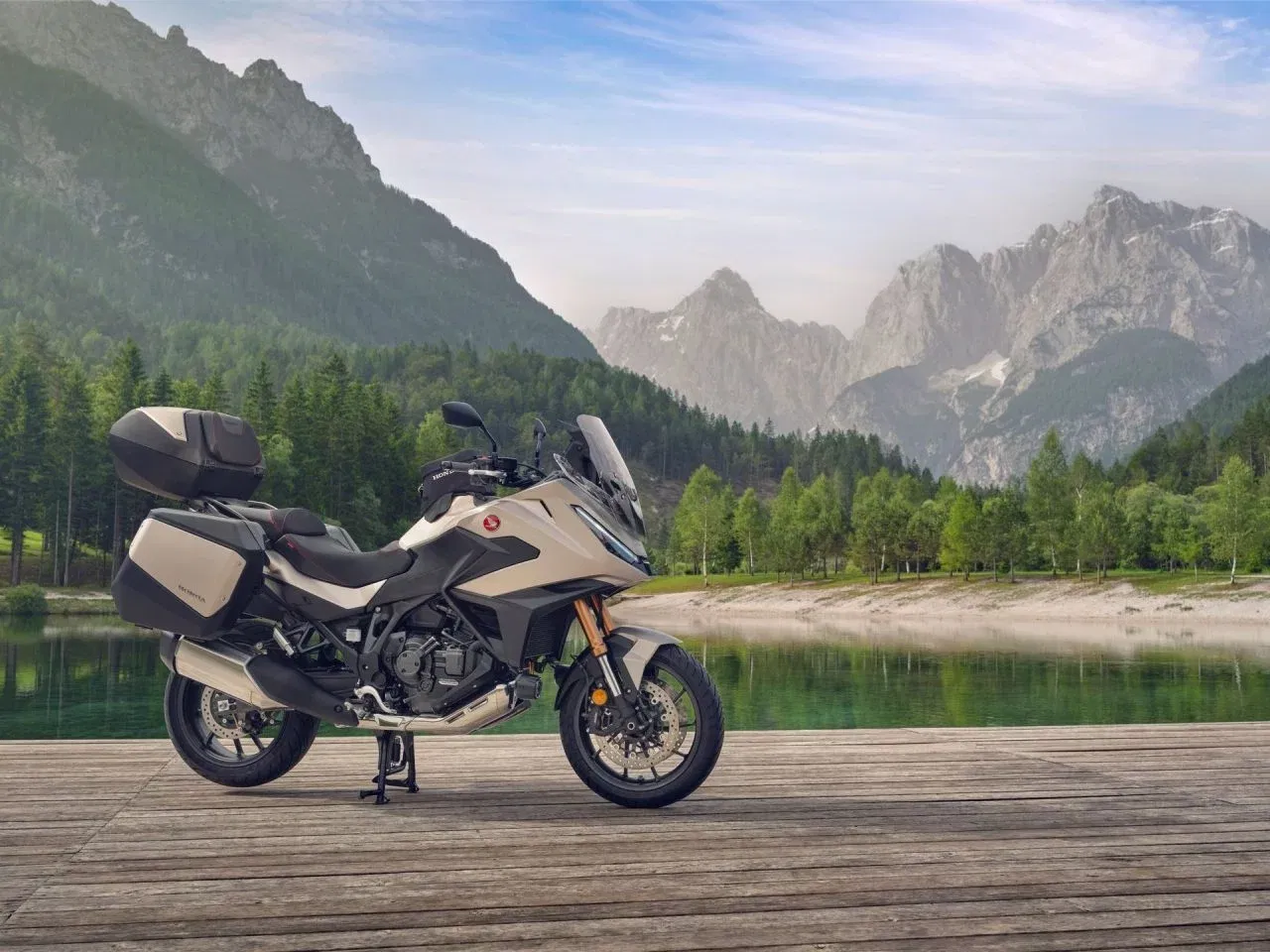 La Honda NT1100 es ideal para viajes, combina comodidad y tecnología avanzada. La Honda NT1100 es ideal para viajes, combina comodidad y tecnología avanzada.