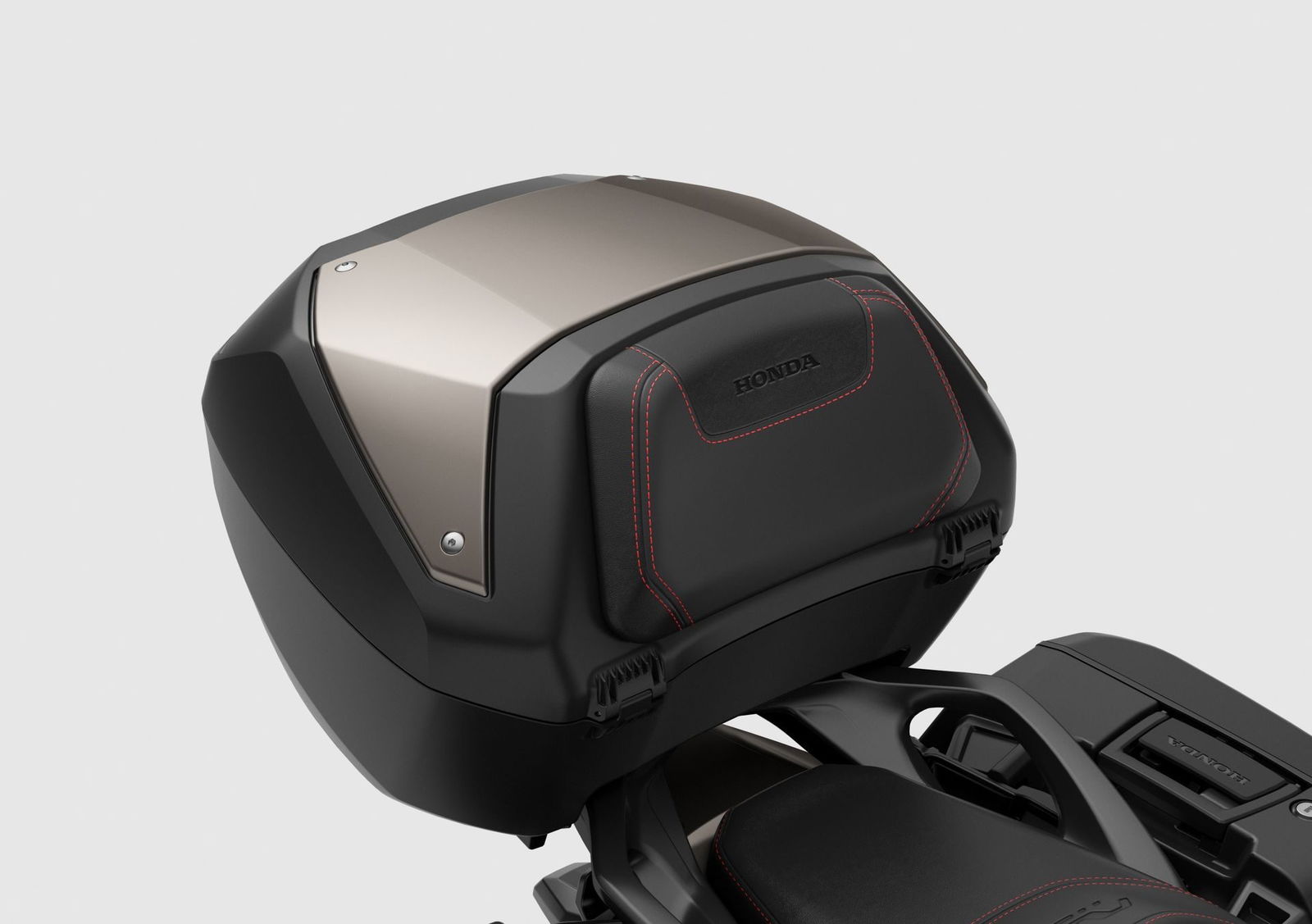 Maletero de la Honda NT1100, ideal para viajes largos y gran capacidad. Maletero de la Honda NT1100, ideal para viajes largos y gran capacidad.
