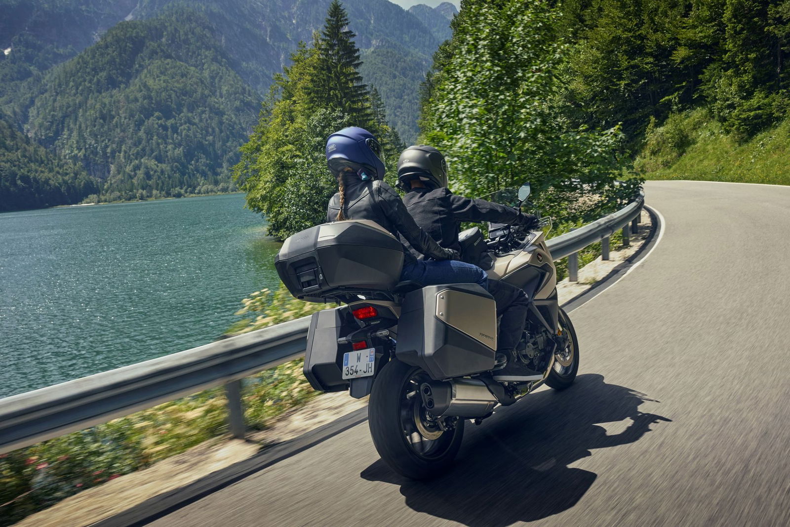 Esta Honda NT1100 es ideal para viajes, con motor eterno y tecnología avanzada. Esta Honda NT1100 es ideal para viajes, con motor eterno y tecnología avanzada.