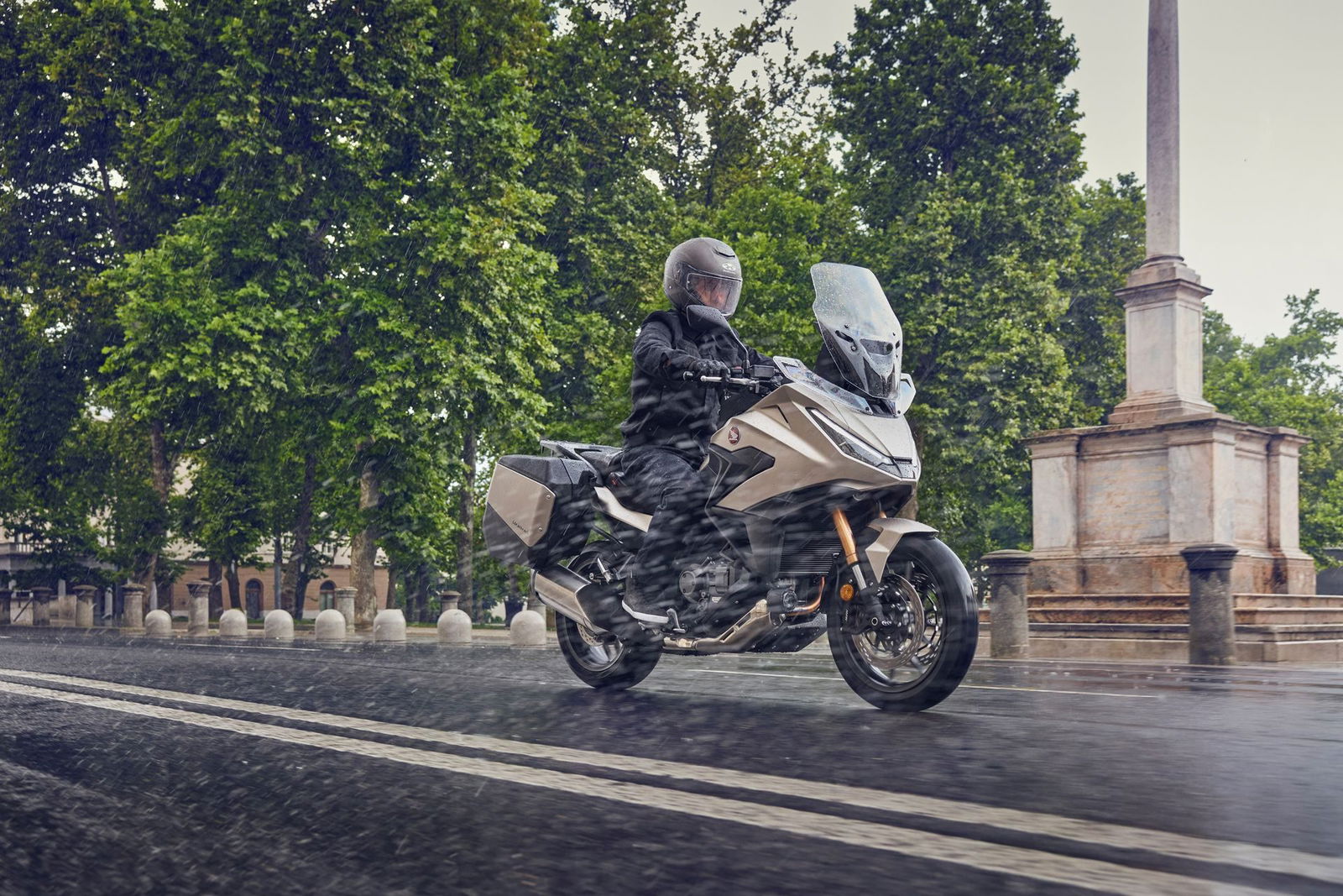 Con un motor eterno y 102 CV, es ideal para viajar bajo cualquier clima. Con un motor eterno y 102 CV, es ideal para viajar bajo cualquier clima.