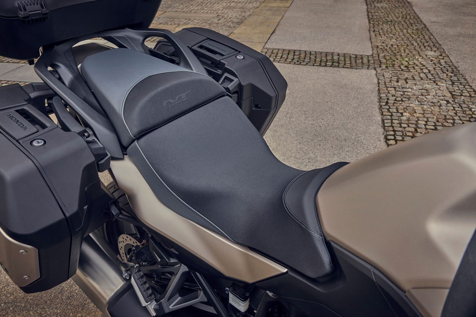 Asiento ergonómico diseñado para largas distancias, ideal para viajes. Asiento ergonómico diseñado para largas distancias, ideal para viajes.