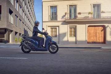 La Honda SH350i 2025 destaca por su diseño funcional y elegante, ideal para la ciudad.