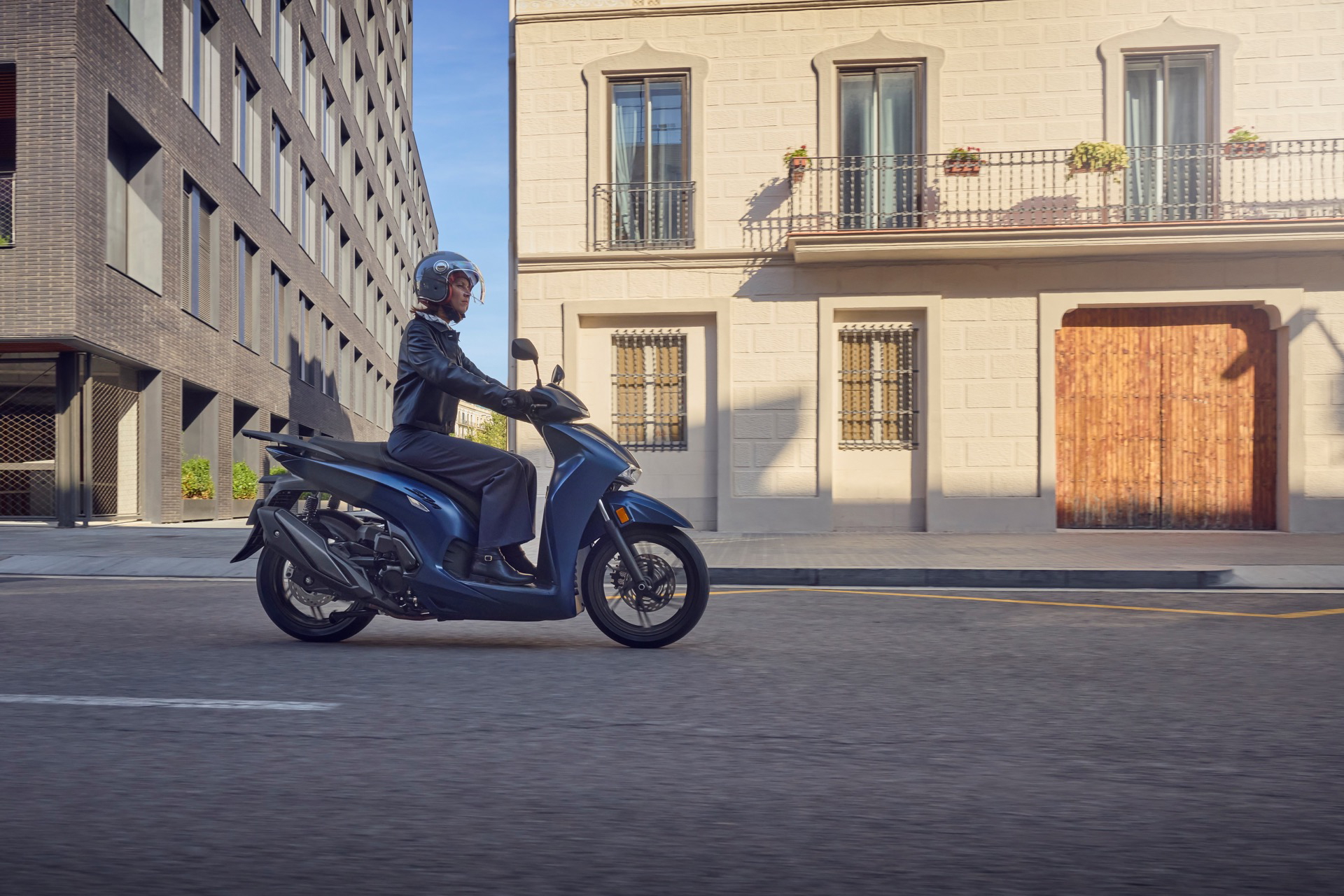 La Honda SH350i 2025 destaca por su diseño funcional y elegante, ideal para la ciudad.