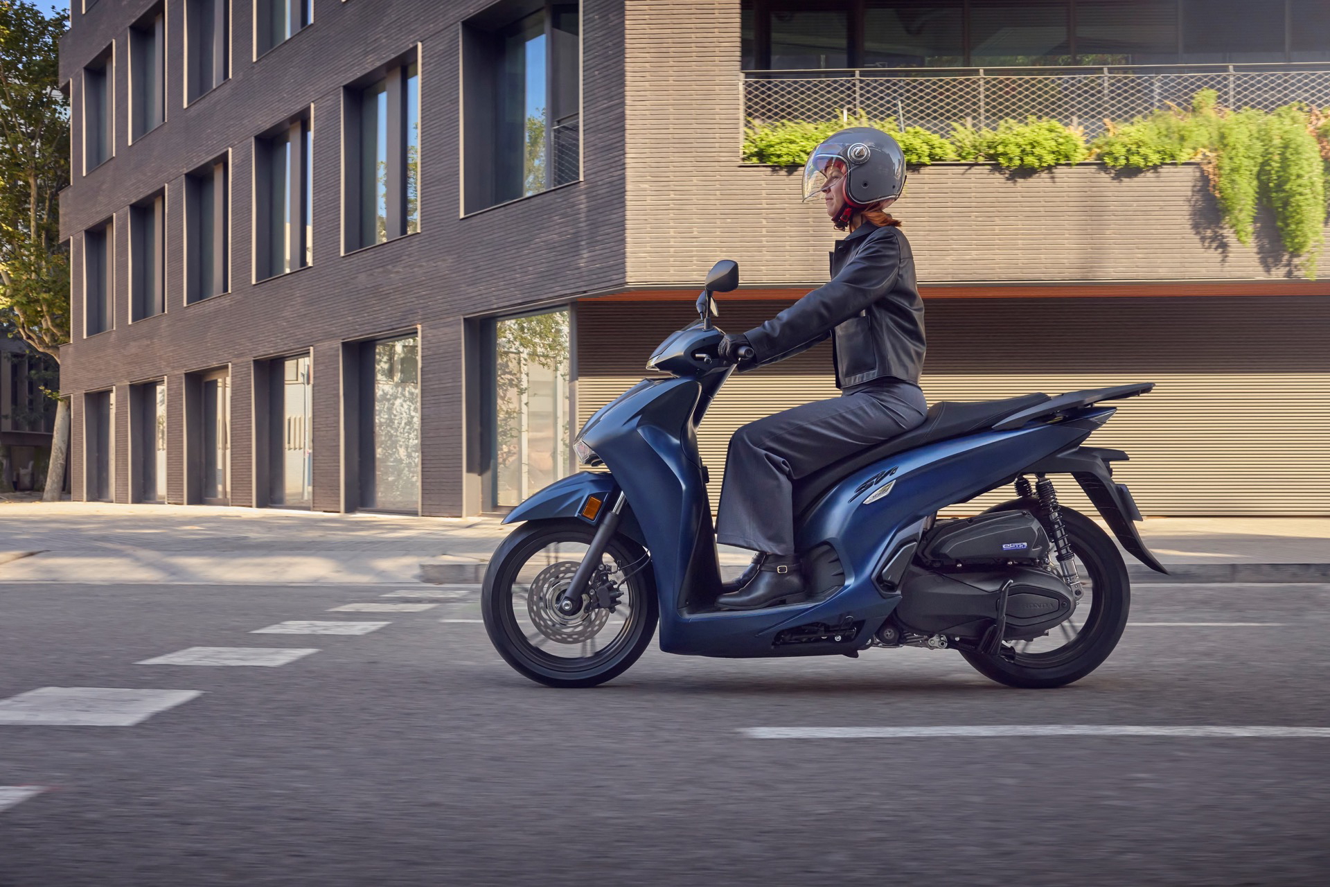 La Honda SH350i 2025 destaca por su diseño elegante y robustez, ideal para la ciudad.