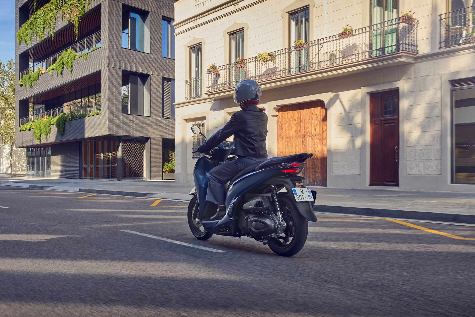 La Honda SH350i 2025 es una scooter elegante, ideal para la ciudad, combina durabilidad y estilo.