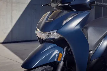 La Honda SH350i 2025 destaca por su diseño moderno y robusto, ideal para la ciudad.